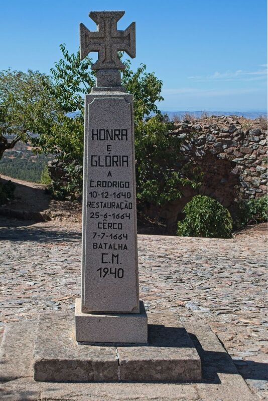 DC 22-0791-048.jpg :: Saga Douro River Cruise, Barca d'Alva, Castelo Rodrigo: Monument that represents the active participation of Castelo Rodrigo in the Restoration of Independence, on December 10, 1640. The siege that was laid on June 25, 1664 and the subsequent battle fought on July 7. Photo taken 31/08/2022