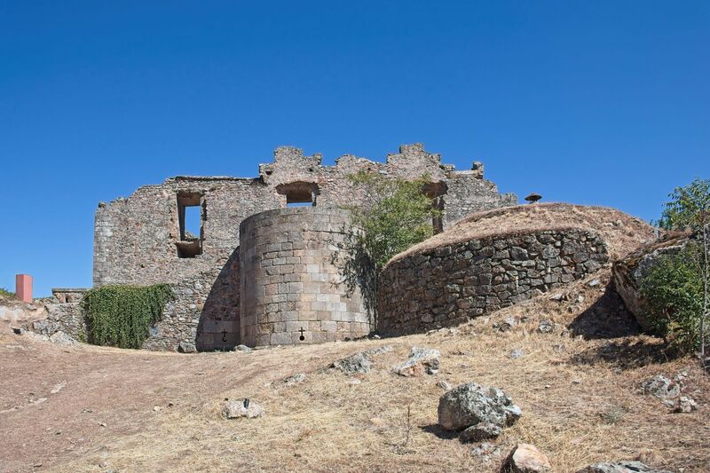DC 22-0791-050.jpg :: Saga Douro River Cruise, Barca d'Alva, Castelo Rodrigo: Defensive walls of Castelo Rodrigo. Photo taken 31/08/2022