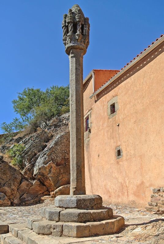 DC 22-0791-079.jpg :: Saga Douro River Cruise, Barca d'Alva, Castelo Rodrigo: Pelourinho de Castelo Rodrigo, a 16th-century pillory located in the historical village of Castelo Rodrigo. A pillory was a device used for public punishment and humiliation. Photo taken 31/08/2022