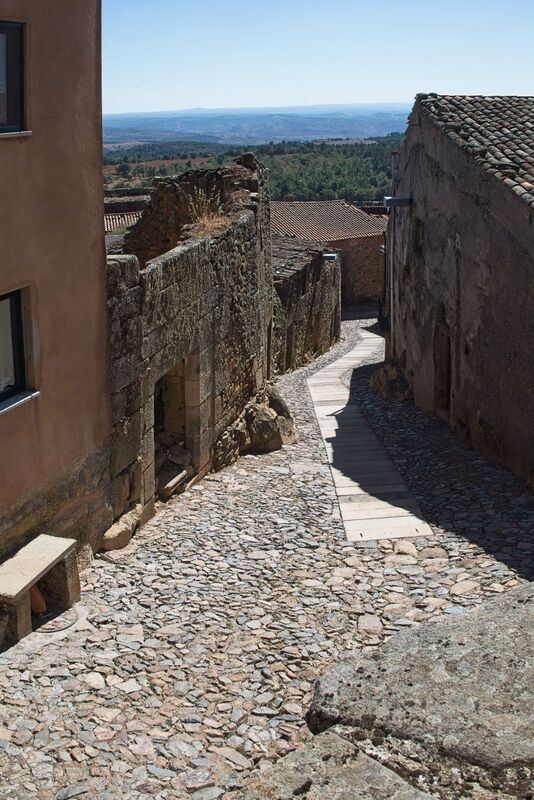 DC 22-0791-083.jpg :: Saga Douro River Cruise, Barca d'Alva, Castelo Rodrigo: Old stone houses and narrow street in the ancient town of Castelo Rodrigo. Photo taken 31/08/2022