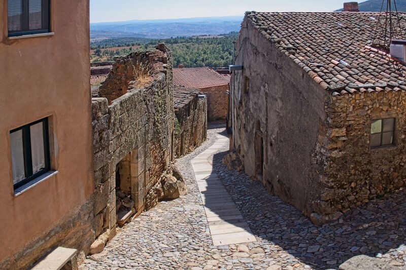 DC 22-0791-084.jpg :: Saga Douro River Cruise, Barca d'Alva, Castelo Rodrigo: Old stone houses and narrow street in the ancient town of Castelo Rodrigo. Photo taken 31/08/2022