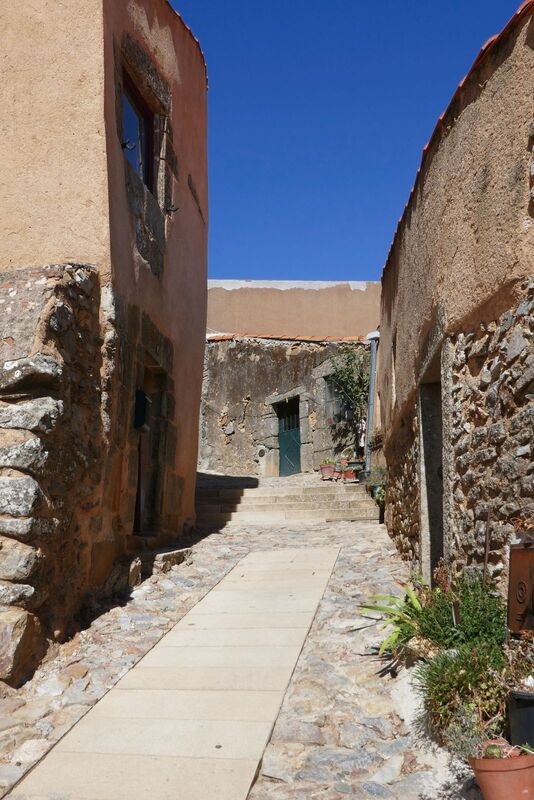 DC 22-0791-087.jpg :: Saga Douro River Cruise, Barca d'Alva, Castelo Rodrigo: Old stone houses and narrow street in the ancient town of Castelo Rodrigo. Photo taken 31/08/2022
