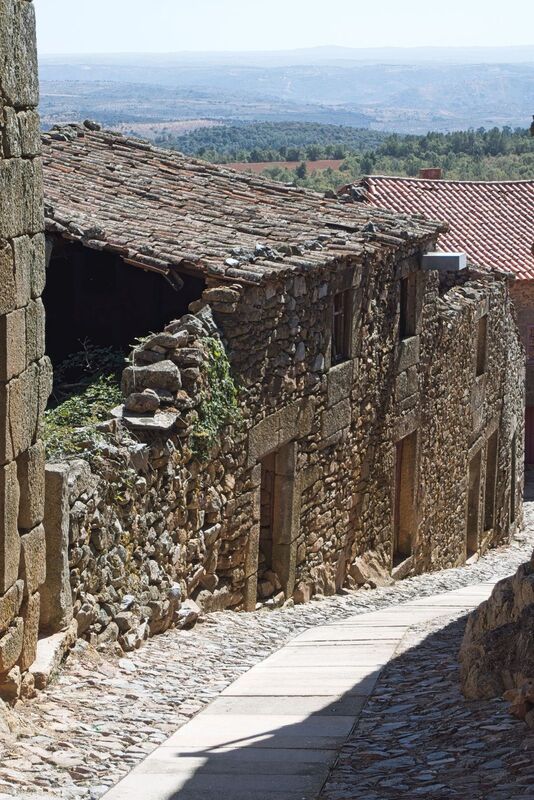 DC 22-0791-089.jpg :: Saga Douro River Cruise, Barca d'Alva, Castelo Rodrigo: Old stone houses and narrow street in the ancient town of Castelo Rodrigo. Photo taken 31/08/2022