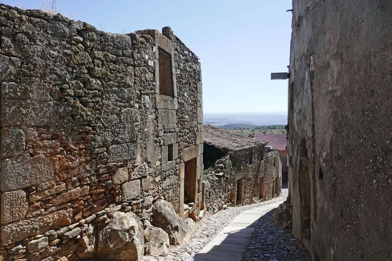 DC 22-0791-090.jpg :: Saga Douro River Cruise, Barca d'Alva, Castelo Rodrigo: Old stone houses and narrow street in the ancient town of Castelo Rodrigo. Photo taken 31/08/2022