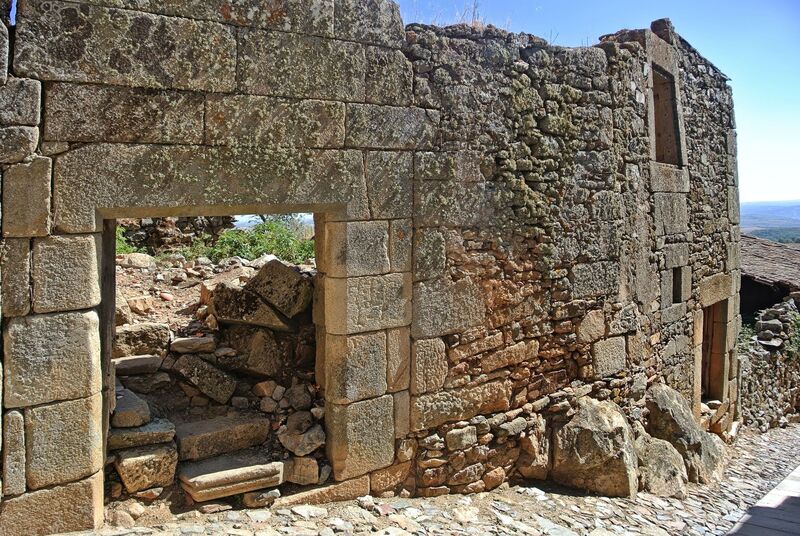 DC 22-0791-091.jpg :: Saga Douro River Cruise, Barca d'Alva, Castelo Rodrigo: Casa da Cámara, Town Hall Castelo Rodrigo. Following the Manueline reforms, a new centre was created in the Praça do Pelourinho, where the Town Hall was built. The new town broke from its upper-medieval past, opening new doors in the wall. Photo taken 31/08/2022