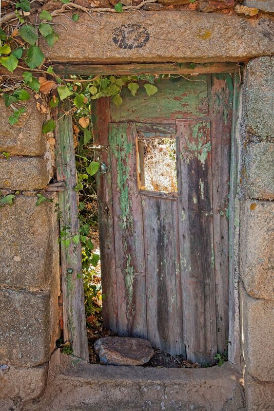 DC 22-0791-094.jpg :: Saga Douro River Cruise, Barca d'Alva, Castelo Rodrigo: Old weathered door within the castle walls. Photo taken 31/08/2022