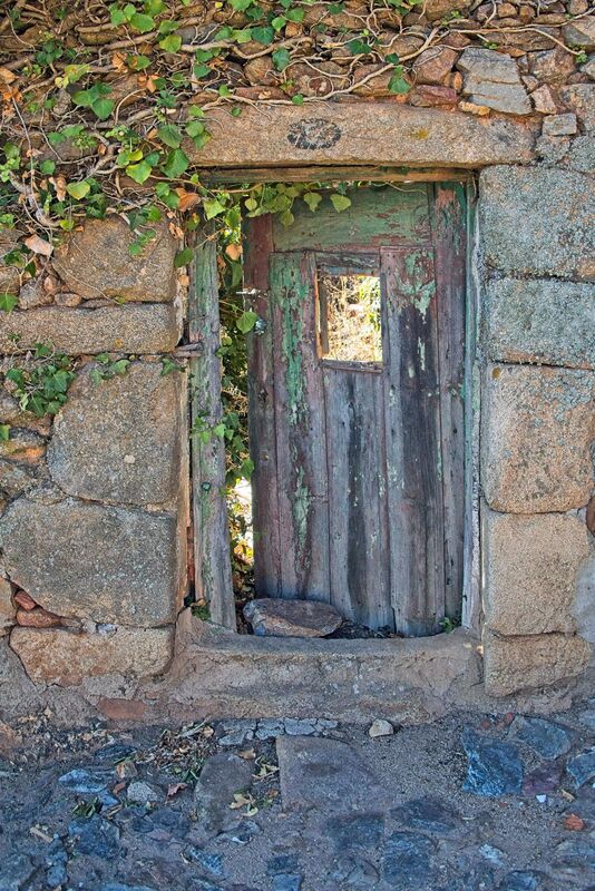 DC 22-0791-095.jpg :: Saga Douro River Cruise, Barca d'Alva, Castelo Rodrigo: Old weathered door within the castle walls. Photo taken 31/08/2022