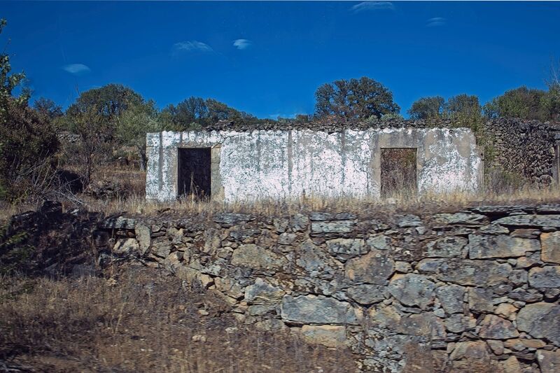 DC 22-0791-121.jpg :: Saga Douro River Cruise, Barca d'Alva,Sapinha:  Sapinha refers to the Miradouro Natural do Alto da Sapinha, a scenic viewpoint in Portugal offering views of the Douro River and its cliffs. It is a popular spot for its impressive, sweeping vistas, which are especially beautiful for birdwatching and visualizing the border between Portugal and Spain. Roadside ruin on road back to Barca d'Alva. Photo taken 31/08/2022
