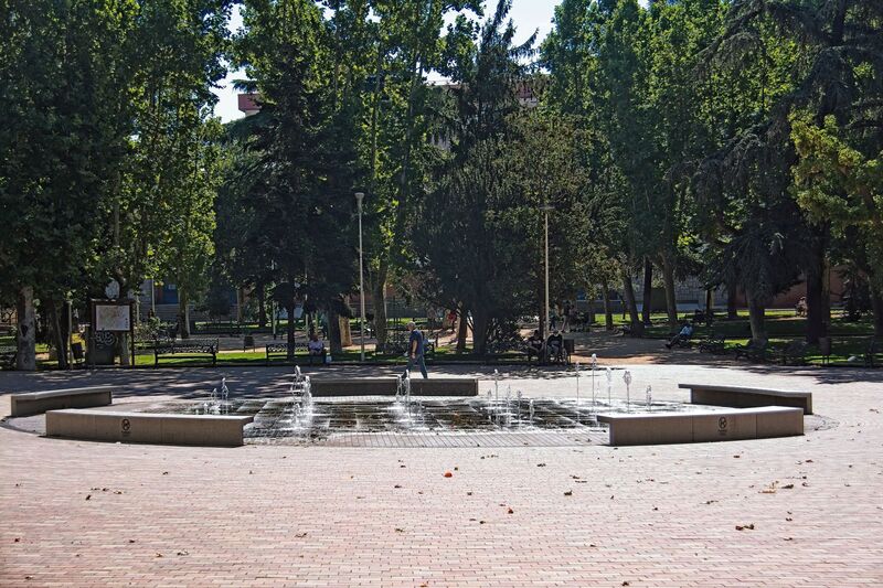 DC 22-0794-002.jpg :: Saga Douro River Cruise, Salamanca. Spain: La Alamedilla Park, Salamanca has become an urban refuge. Its main fountain is used by children and families as an improvised swimming pool. Photo taken 01/09/2022