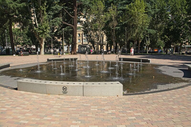 DC 22-0794-003.jpg :: Saga Douro River Cruise, Salamanca. Spain: La Alamedilla Park, Salamanca has become an urban refuge. Its main fountain is used by children and families as an improvised swimming pool. Photo taken 01/09/2022