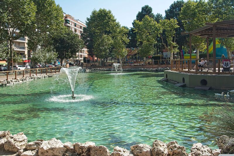 DC 22-0794-009.jpg :: Saga Douro River Cruise, Salamanca. Spain: Lake in La Alamedilla Park, Salamanca. Photo taken 01/09/2022