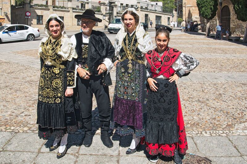 DC 22-0794-052.jpg :: Saga Douro River Cruise, Salamanca. Spain: Spanish family in traditional Spanish costume at the Plaza del Concilio de Trento. Photo taken 01/09/2022