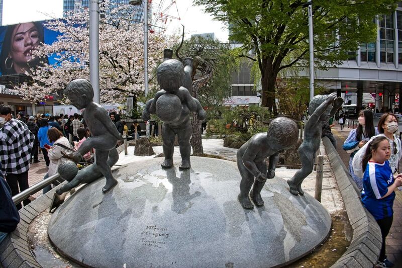 DC 23-0677-028.jpg :: Iglu Tour, Ultimate Japan & Cherry Blossom: Tokyo, Japan, A sculpture of young boys playing on the globe. Located outside Tokyo's Shibuya Station. Photo taken 31/03/2023
