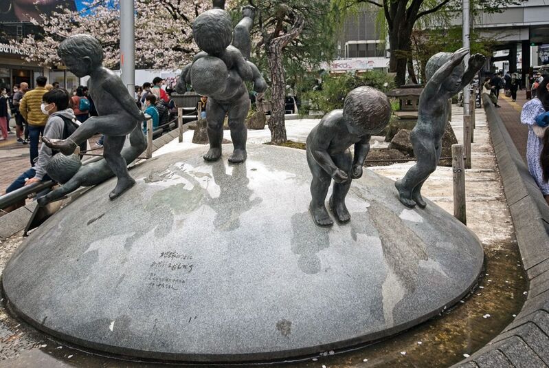 DC 23-0677-031.jpg :: Iglu Tour, Ultimate Japan & Cherry Blossom: Tokyo, Japan, A sculpture of young boys playing on the globe. Located outside Tokyo's Shibuya Station. Photo taken 31/03/2023