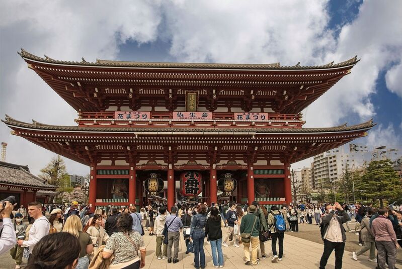 DC 23-0677-083.jpg :: Iglu Tour, Ultimate Japan & Cherry Blossom, Tokyo, Japan, Senso-ji, Asakusa Kannon Temple, Temple, Buddhist temple, Buddhist, Asakusa, spiritual site, fishermen, statue of Kannon, Kannon, goddess of compassion, goddess, Sumida River, Nakamise Dori, street, Kaminarimon Gate, gate, Hozomon Gate, second gate, Treasure-house gate, large lanterns, Nio statues, straw sandals, guardians of Buddha,