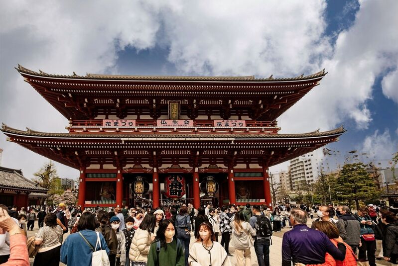 DC 23-0677-084.jpg :: Iglu Tour, Ultimate Japan & Cherry Blossom, Tokyo, Japan, Senso-ji, Asakusa Kannon Temple, Temple, Buddhist temple, Buddhist, Asakusa, spiritual site, fishermen, statue of Kannon, Kannon, goddess of compassion, goddess, Sumida River, Nakamise Dori, street, Kaminarimon Gate, gate, Hozomon Gate, second gate, Treasure-house gate, large lanterns, Nio statues, straw sandals, guardians of Buddha,