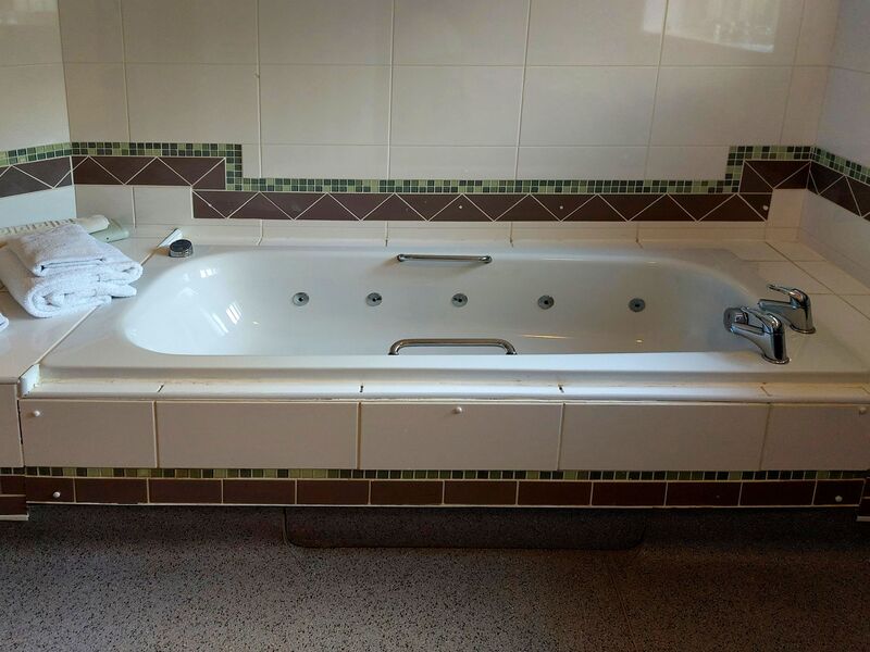 DC 24-0736-086.jpg :: Tenterden, Kent: Little Silver Country Hotel, a former 16-bedroom hotel and wedding venue on Ashford Road in Tenterden. The main part of the property features a mock-Tudor façade and dates back to the mid-20th century. Guest room with spa bath. Photo taken 04/09/2024