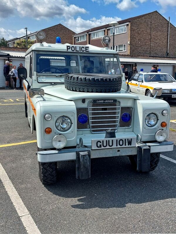 DC 25-0777-053.jpg :: Marlow House, Sidcup, Historic Police Cars Display: 1980 Land Rover Series III in Metropolitan Police livery. Part of the Metropolitan Police Historic Vehicle Collection. Reg No. GUU 101W. Photo taken 08-06-2025