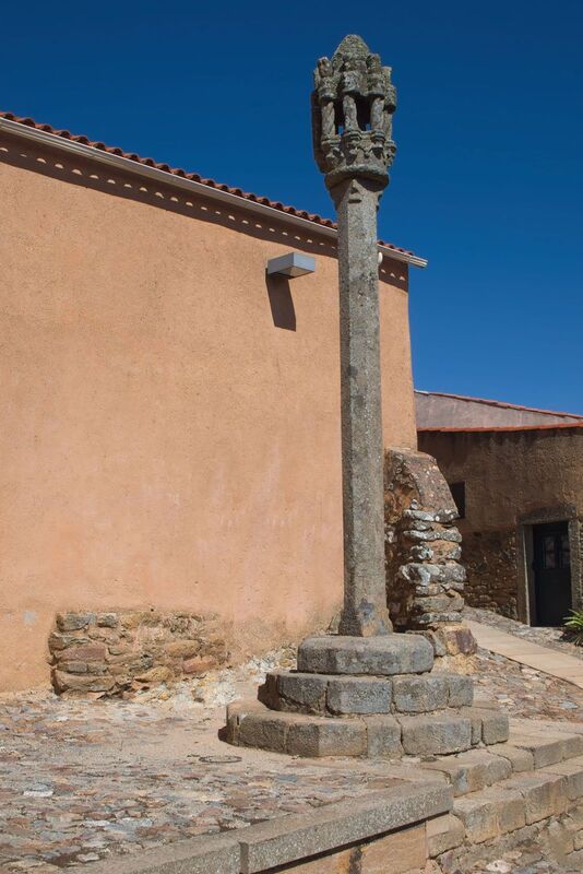 dc 22-0791-081.jpg :: Saga Douro River Cruise, Barca d'Alva, Castelo Rodrigo: Pelourinho de Castelo Rodrigo, a 16th-century pillory located in the historical village of Castelo Rodrigo. A pillory was a device used for public punishment and humiliation. Photo taken 31/08/2022