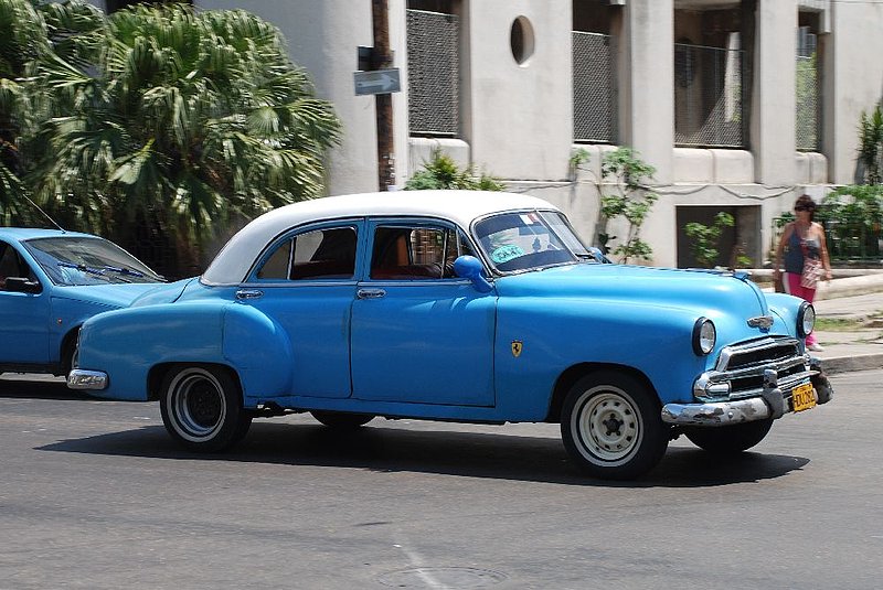 DC 11-0240-092.jpg :: 2011 - Cuban Classic Cars - 1952 Chevrolet Styline Deluxe from outside the Hotel Tryp Habana Libre in Havana.. Reg. No. HDU 282 on a yellow Cuban plate. 26/05/2011  
