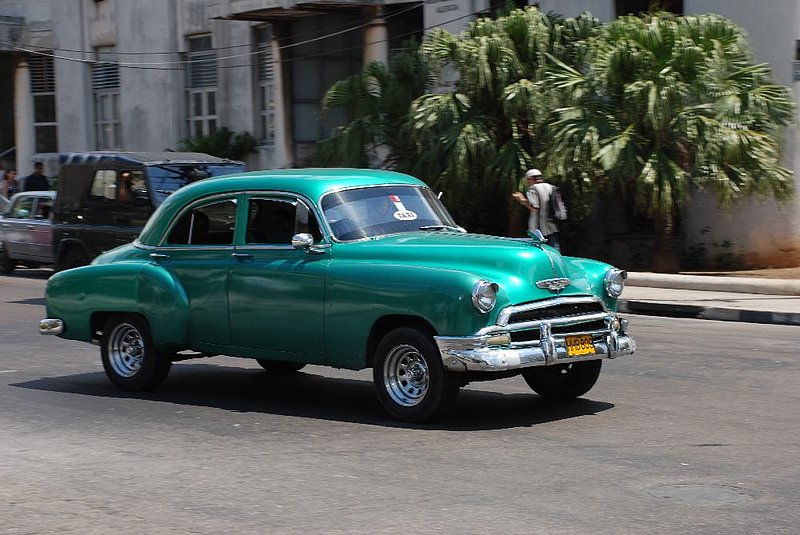 DC 11-0240-094.jpg :: 2011 - Cuban Classic Cars - 1952 Chevrolet Styline Deluxe from outside the Hotel Tryp Habana Libre in Havana.. Reg. No. HHB 809 on a yellow Cuban plate. 26/05/2011  
