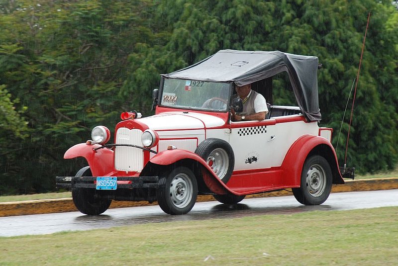 DC 11-0240-136.jpg :: 2011 - Cuban Classic Cars - 1927 Chevrolet Tourer. Seen driving along the main road running through Varadero. Reg No. MSD 557 on a blue Cuban plate. The 1927 Chevrolet was the biggest selling vintage car in any one year throughout its  period. The Chevrolet has an over head valve engine. The majority of cars during this period used side valve engines. 03/06/2011  

