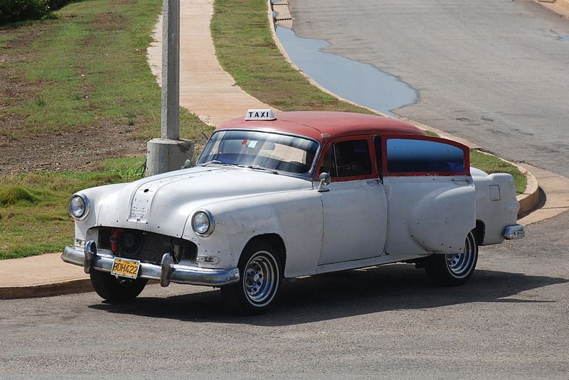 DC 11-0240-147.jpg :: 2011 - Cuban Classic Cars - 1954 Pontiac Model Star Chief Custom 8. Seen Varadero, Cuba. Between 1954 and 1957, the Star Chief was Pontiac's prestige model; the car was easily identified by its chrome star trim along its sides. The Star Chief was available in Deluxe and pricier Custom trim. Reg No.BDH 422 on a yellow Cuban plate. 04/06/2011  
