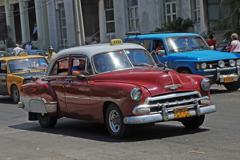 DC 11-0240-011.jpg :: 2011 - Cuban Classic Cars - 1952 Chevrolet Styline Deluxe outside the Hotel Tryp Habana Libre in Havana. These American dream cars are common all over Cuba. There is no suggestion that the car is in its original condition as these cars are kept running using all sorts or suitable spares and non original components. The chances are the engines are either Japanese or Russian. Reg. No. HEM 962 on a yellow Cuban plate. 26/05/2011  
