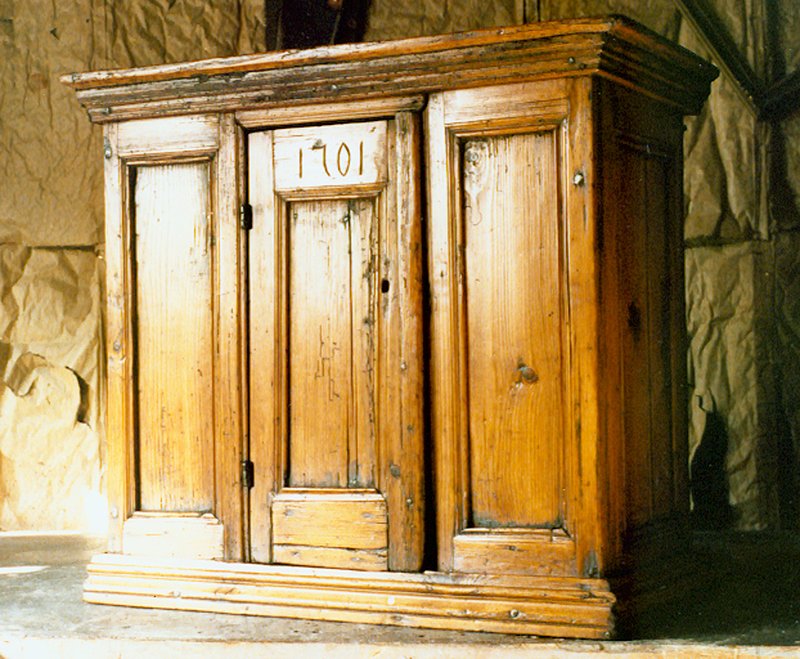 Swedish Hanging Cupboard dated 1701.jpg