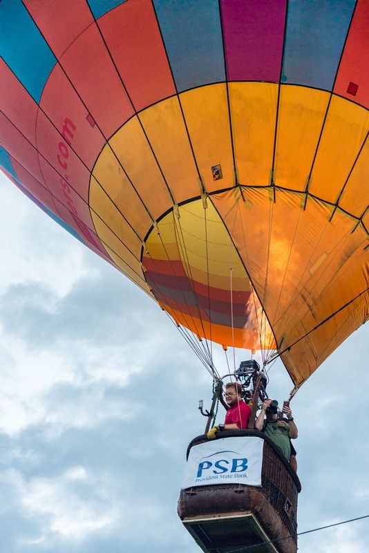 High Wire Act (DLM_20160805_041_0333_web).jpg :: A balloon pilot turns up the heat to narrowly avoid a guide wire from another balloon still on the ground