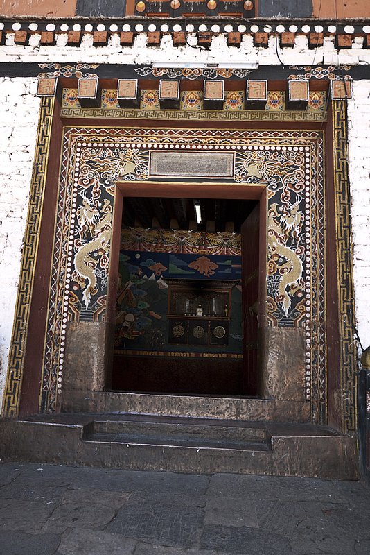 Dzong Entrance 0115.jpg