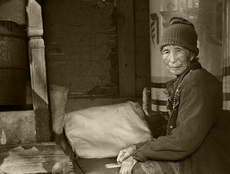 Woman at Kyichu Temple 42a 015.jpg
