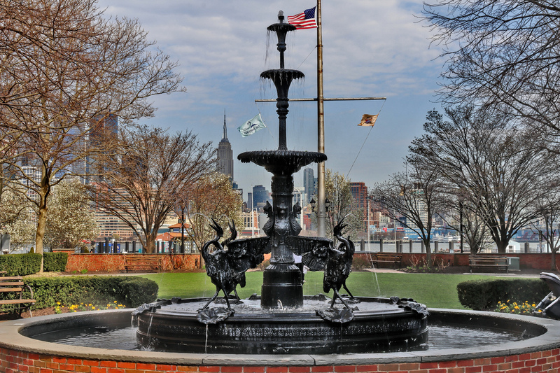 Hoboken Shipyard Park Fountain 01A.jpg