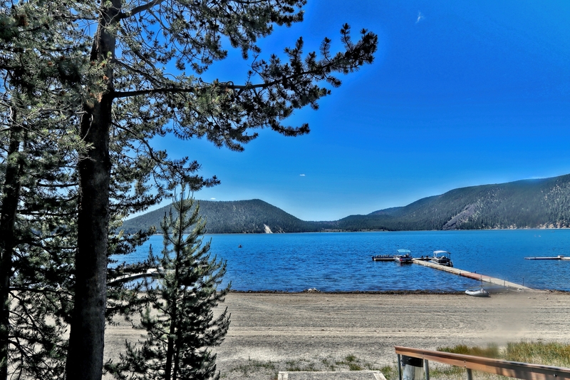 Oregon Paulina Caldera Lake 02A.jpg
