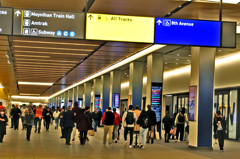 Penn Station Concourse LIRR 01A.jpg