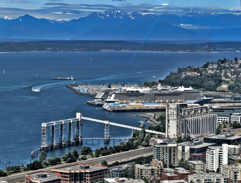 Seattle Space Needle view Olympic Range 02A.jpg