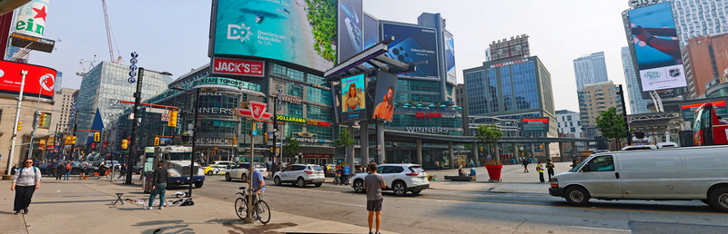 Toronto DundasSq pano 01A(1).jpg