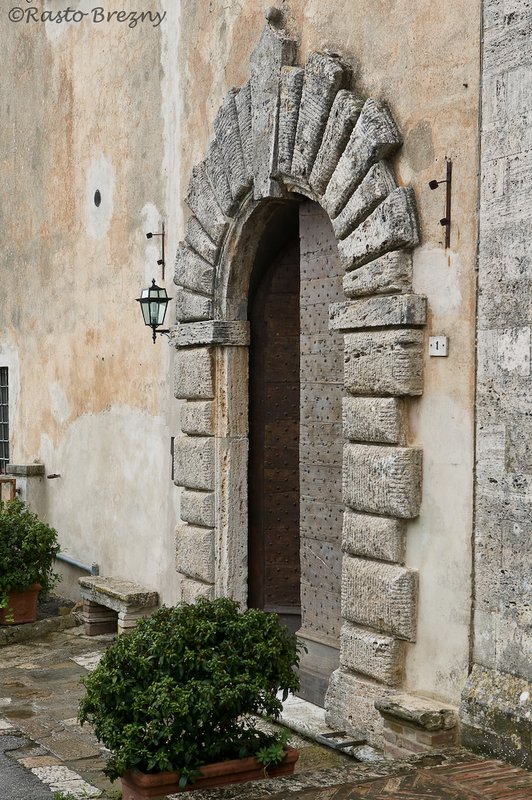 Door Arch Montepulciano.jpg