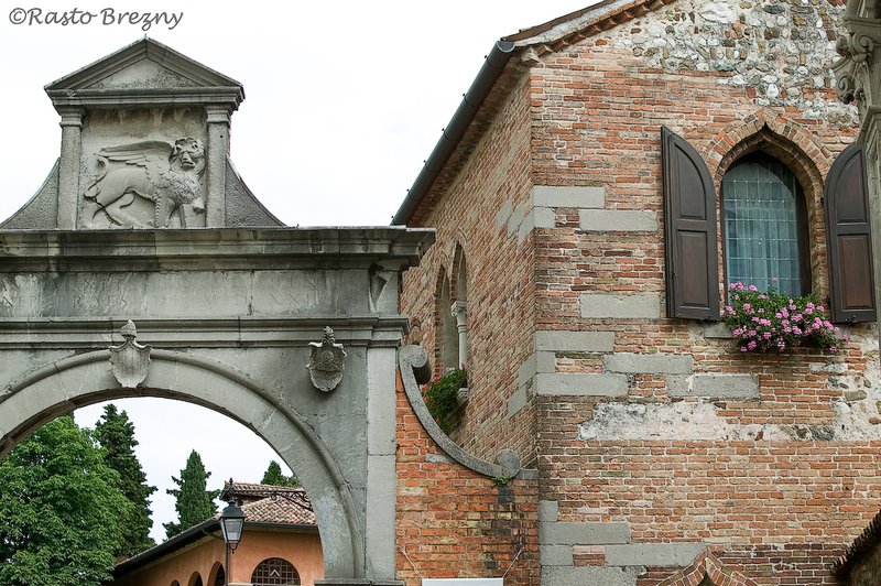 Gate Udine.jpg