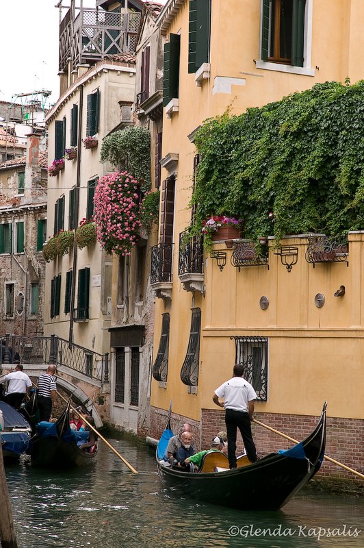 Gondeliers Venice.jpg
