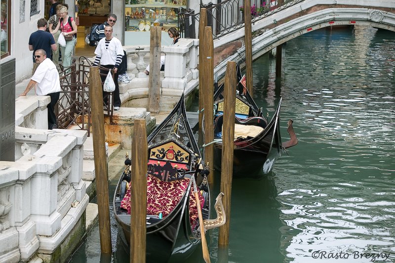 Gondoliers Venice.jpg
