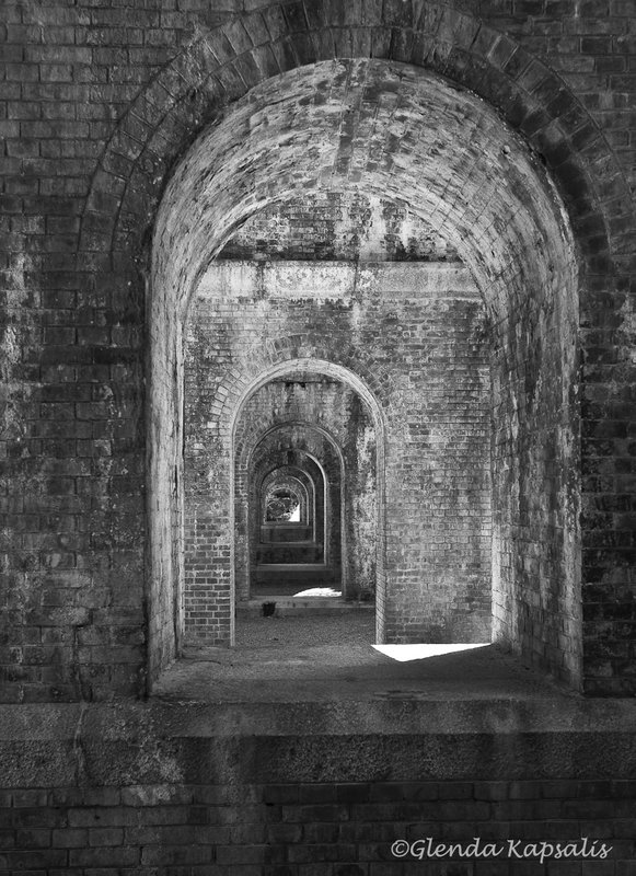 Kyoto_ArchesBW.jpg :: Arches in Kyoto, Japan