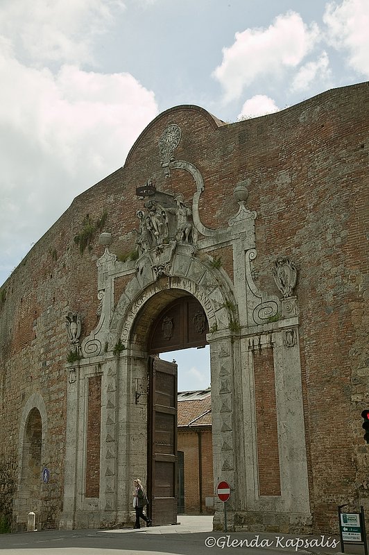 Medieval Gate Siena.jpg
