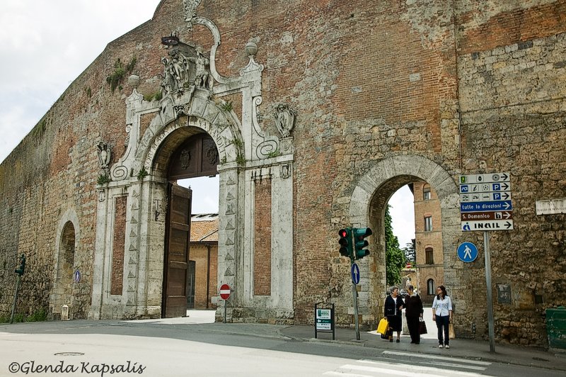 Medieval Gate2 Siena.jpg