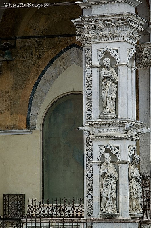 Piazza del Campo Sculpture.jpg