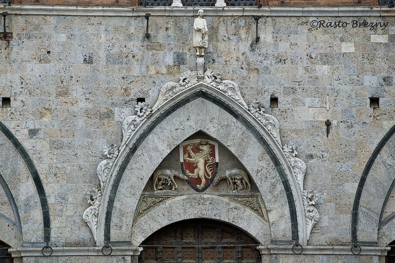 Piazza del Campo bas relief.jpg
