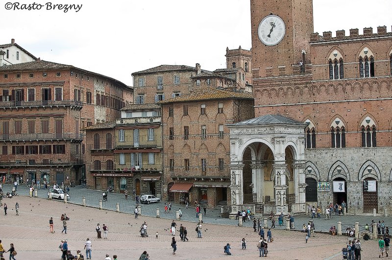 Piazza del Campo clock.jpg