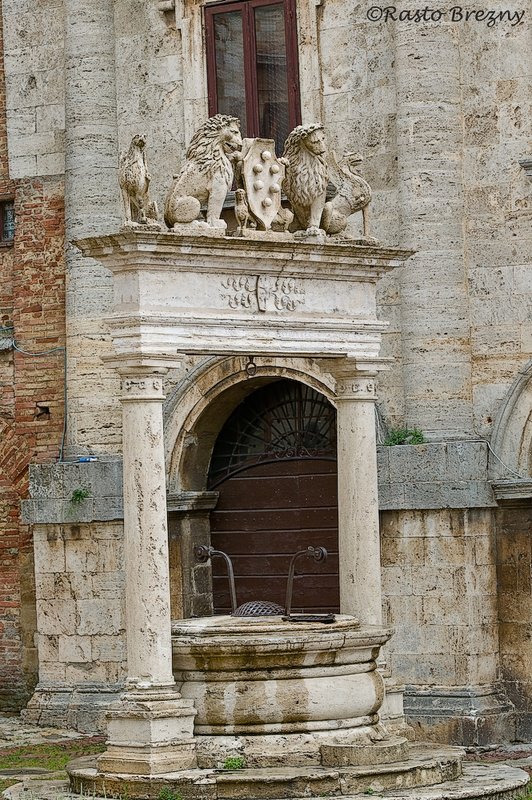 Sculpture Montepulciano.jpg