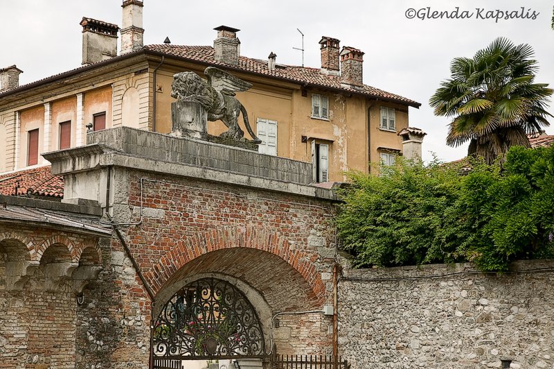 Sculptured Arch Udine.jpg
