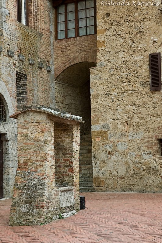Well San Gimignano.jpg